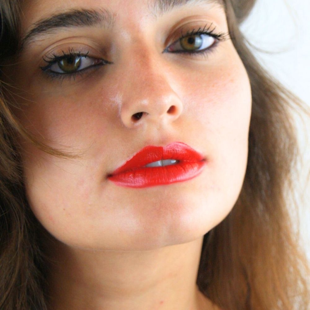 Rouge à lèvres rouge soin hydratant longue tenue couvrant